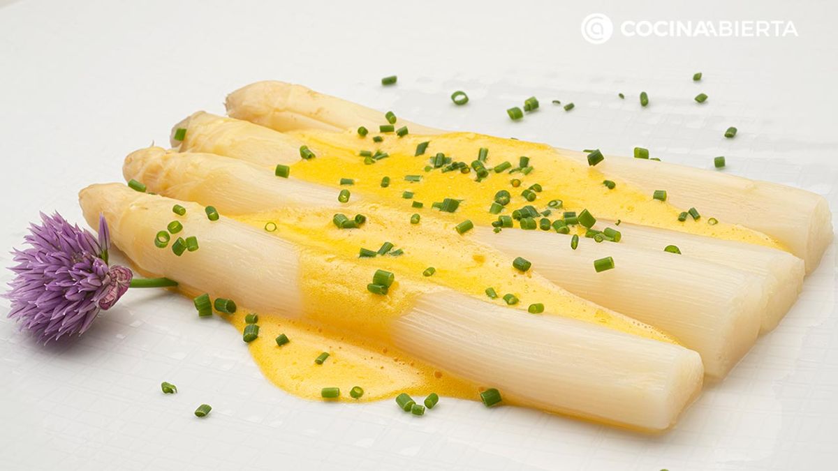 esparragos con sabayon  de txakoli receta karlos arguinano karl67540321