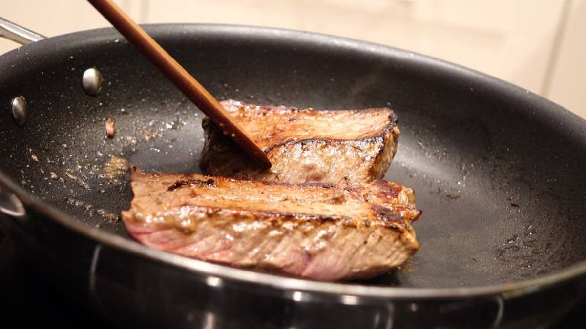Uno de los momentos clave a la hora de cocinar un filete es el de sazonarlo.