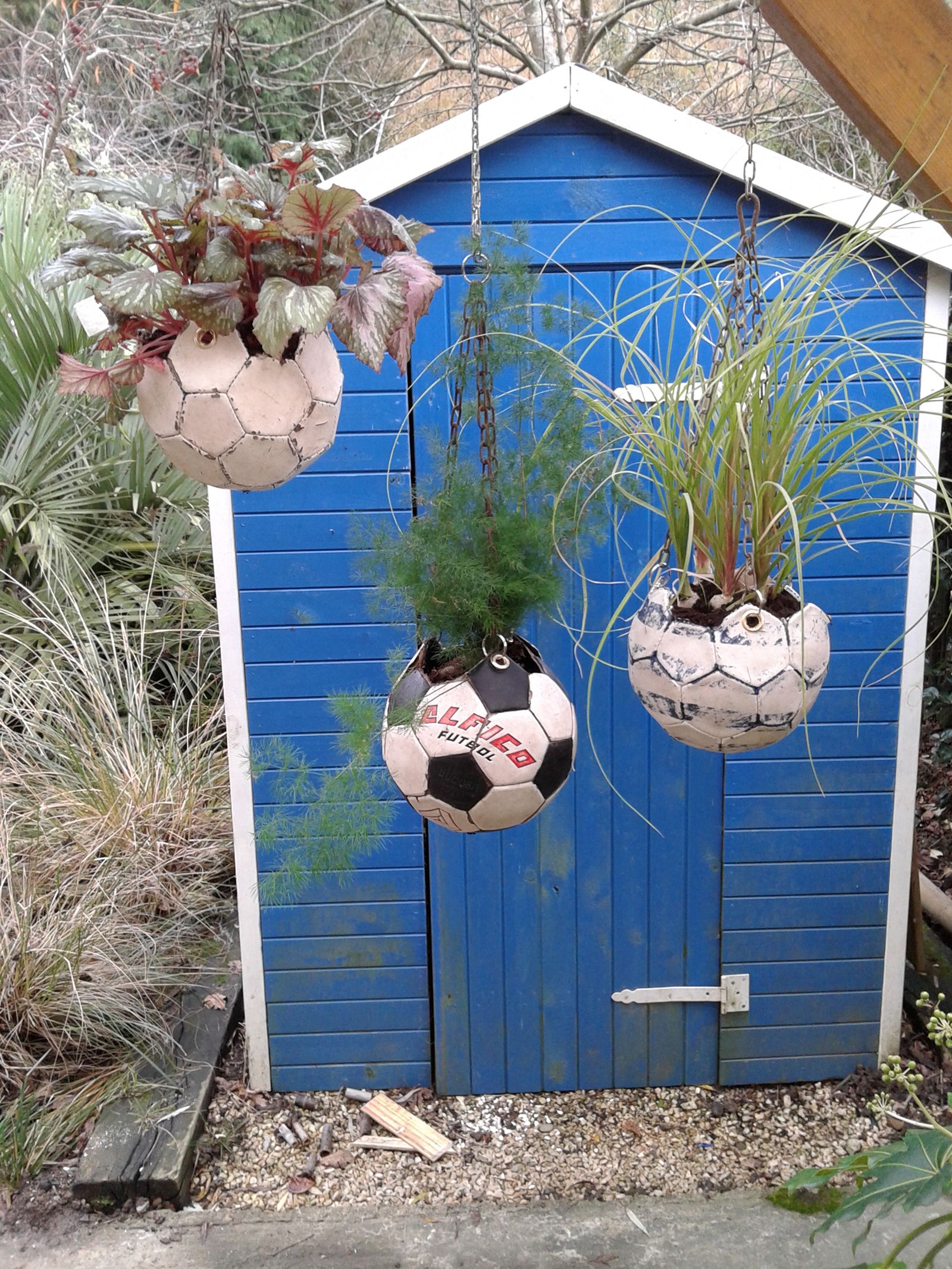 Reutilizar balones como maceteros 1