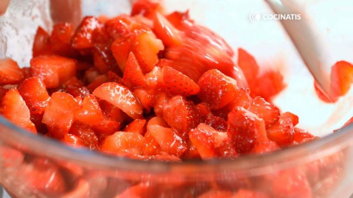 Pon las fresas cortadas en un bol, añade harina de maíz, azúcar y zumo de limón