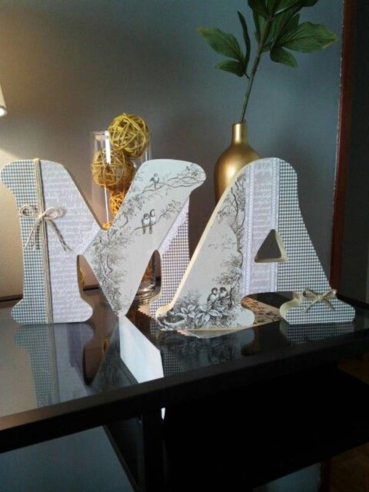 Letras M y A decoradas con decoupage.