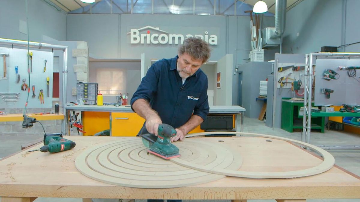 Como hacer un abeto de Navidad con aros de madera paso 5