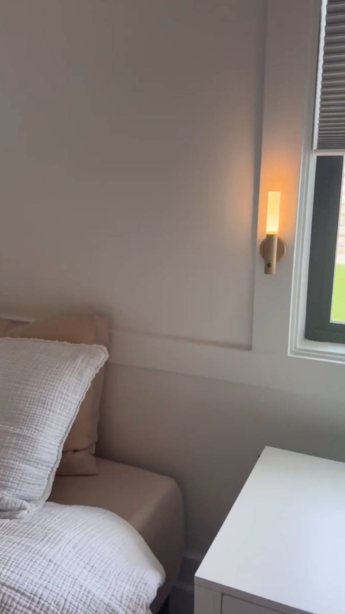 Dormitorio con la lámpara magnética de pared.