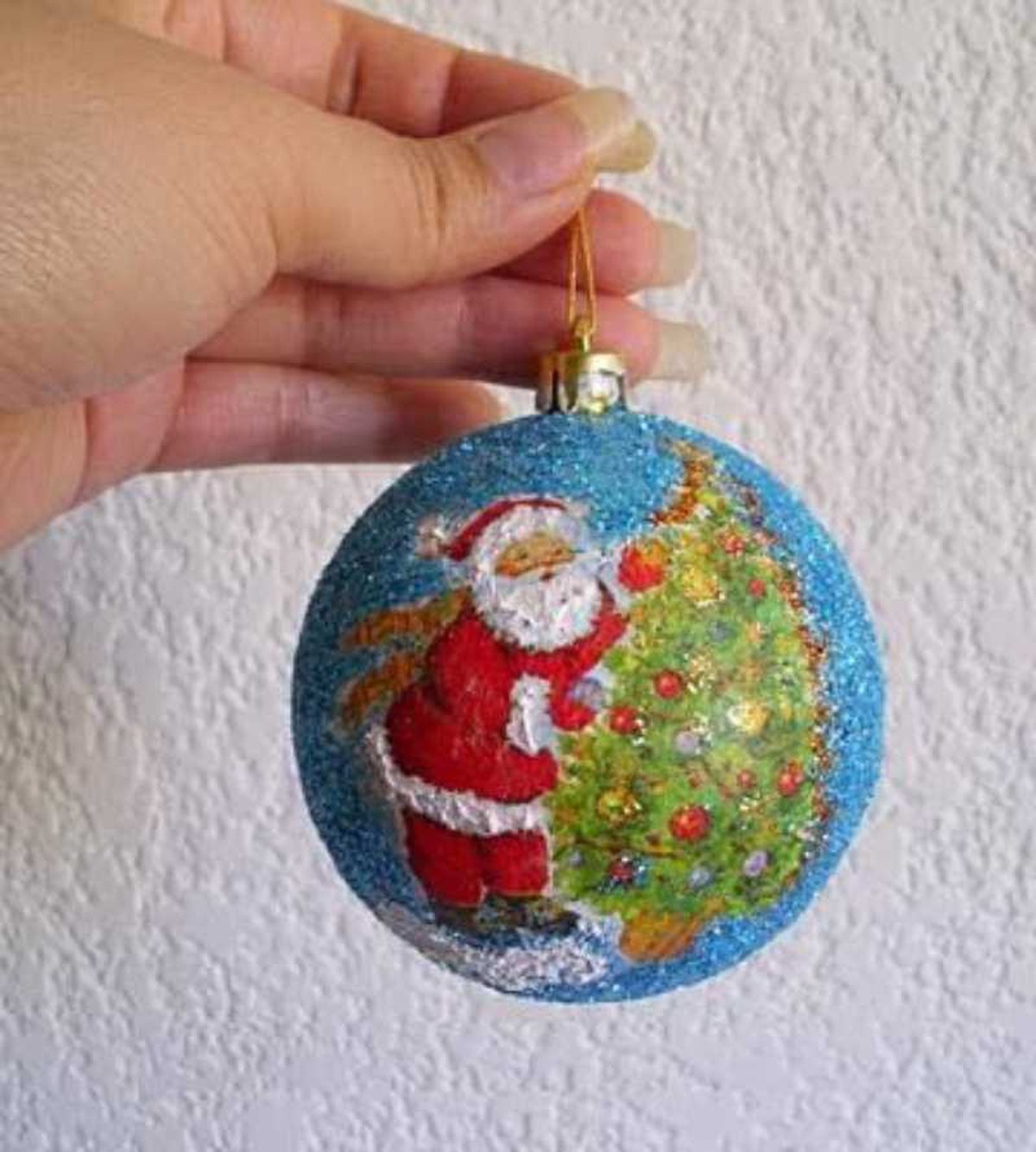 Bola de Navidad pintada con Papá Noel de estilo vintage.