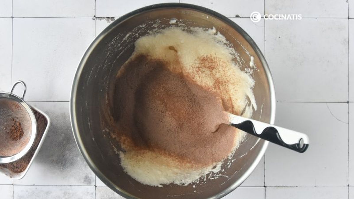 Tamizamos la harina con el cacao en polvo