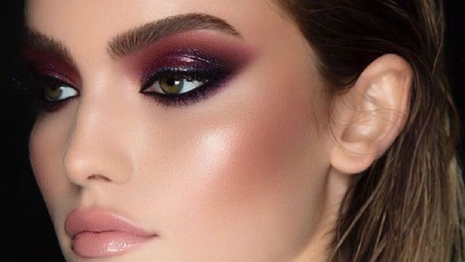 Maquillaje de ojos en color burdeos