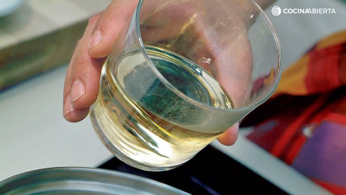 Añade el vino blanco