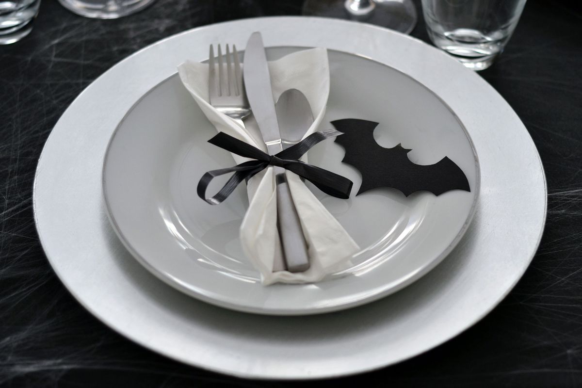 Decorar mesa para Halloween en blanco y negro 4