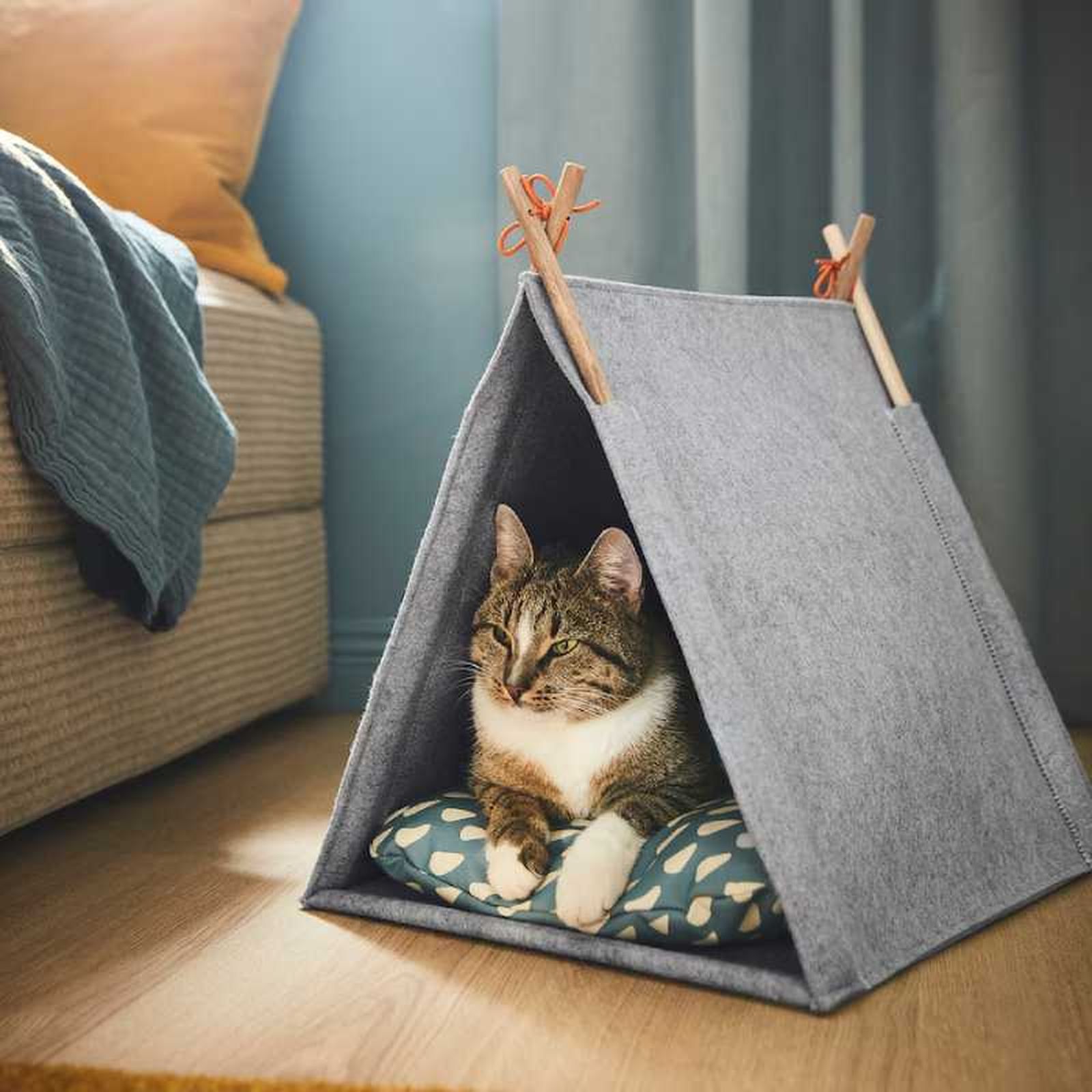 Casa tipo tienda para gatos.