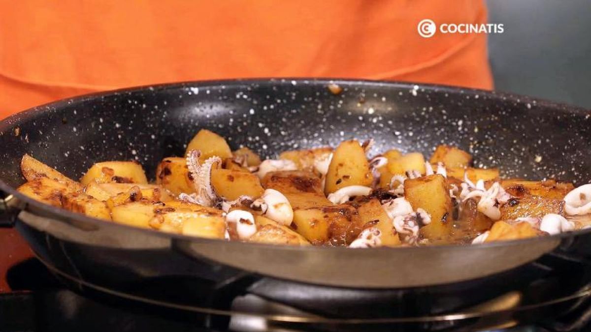 Añadimos el pimentón y los calamares