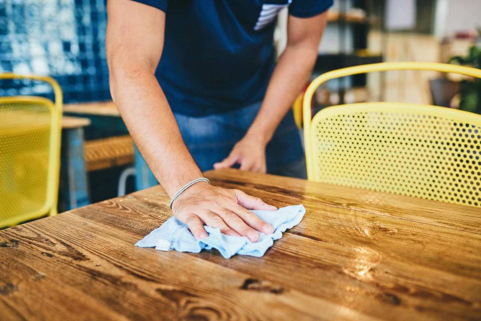 Deja tu mesa de madera limpia y sin rayones con estos trucos