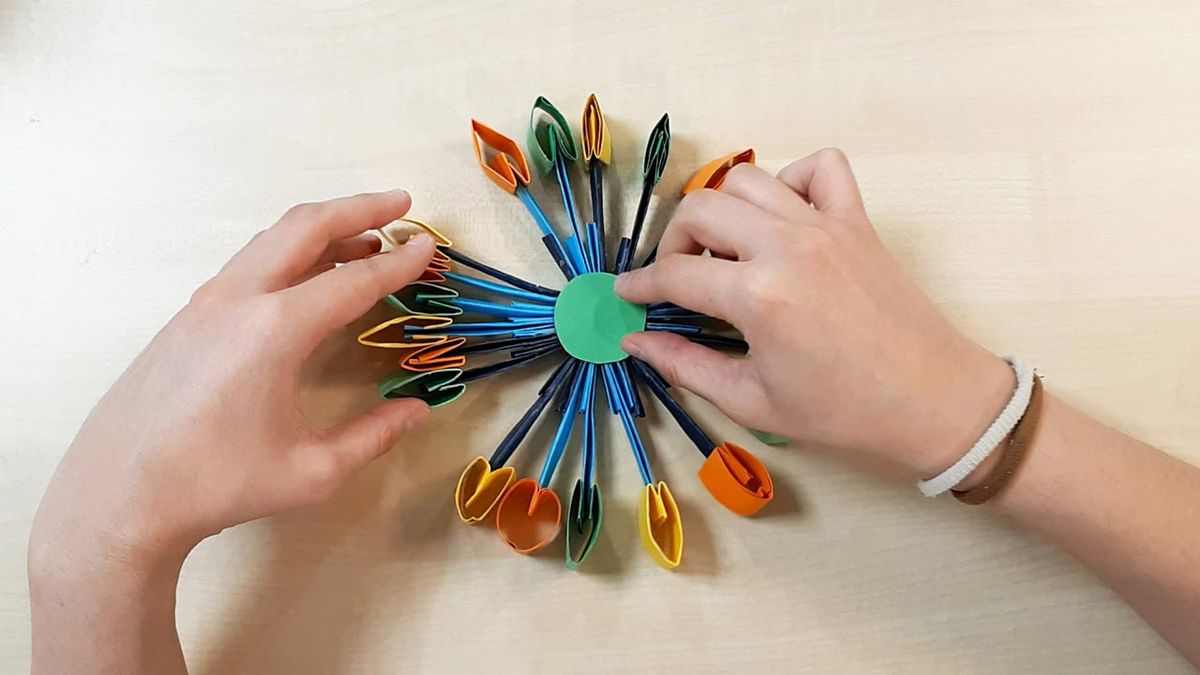 como hacer noria cartulina paso 9