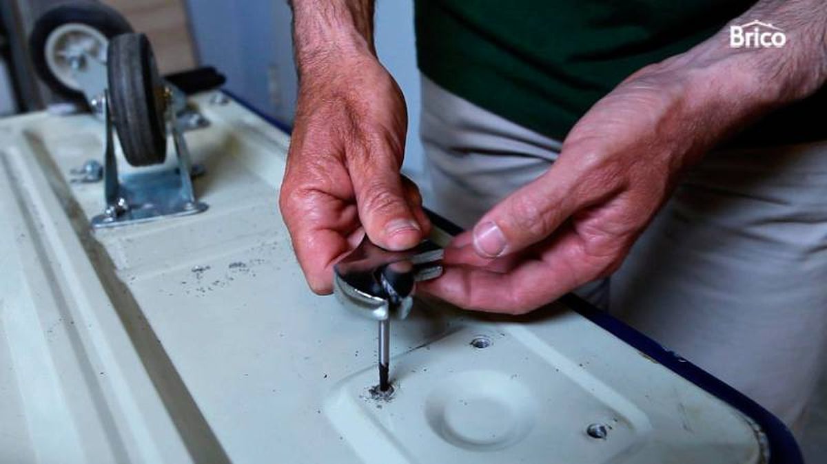 Persona quitando un tornillo