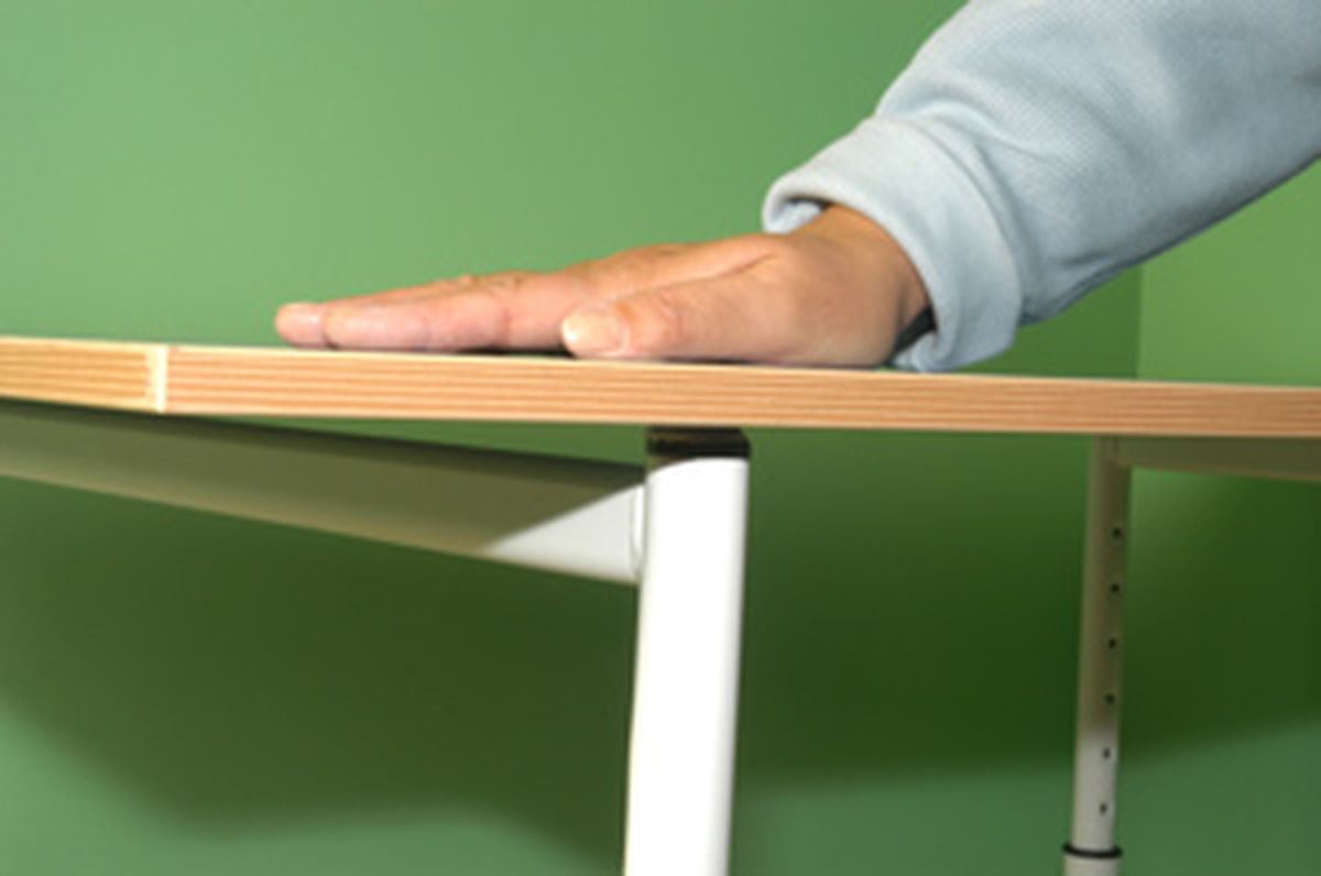 Montaje de una mesa regulable en altura paso 5