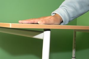 Montaje de una mesa regulable en altura paso 5