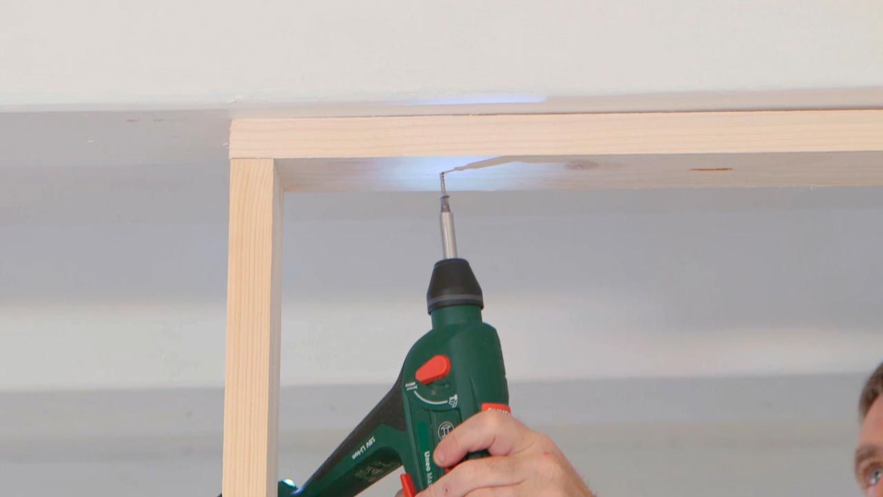 Cómo colocar un tabique de madera paso 4