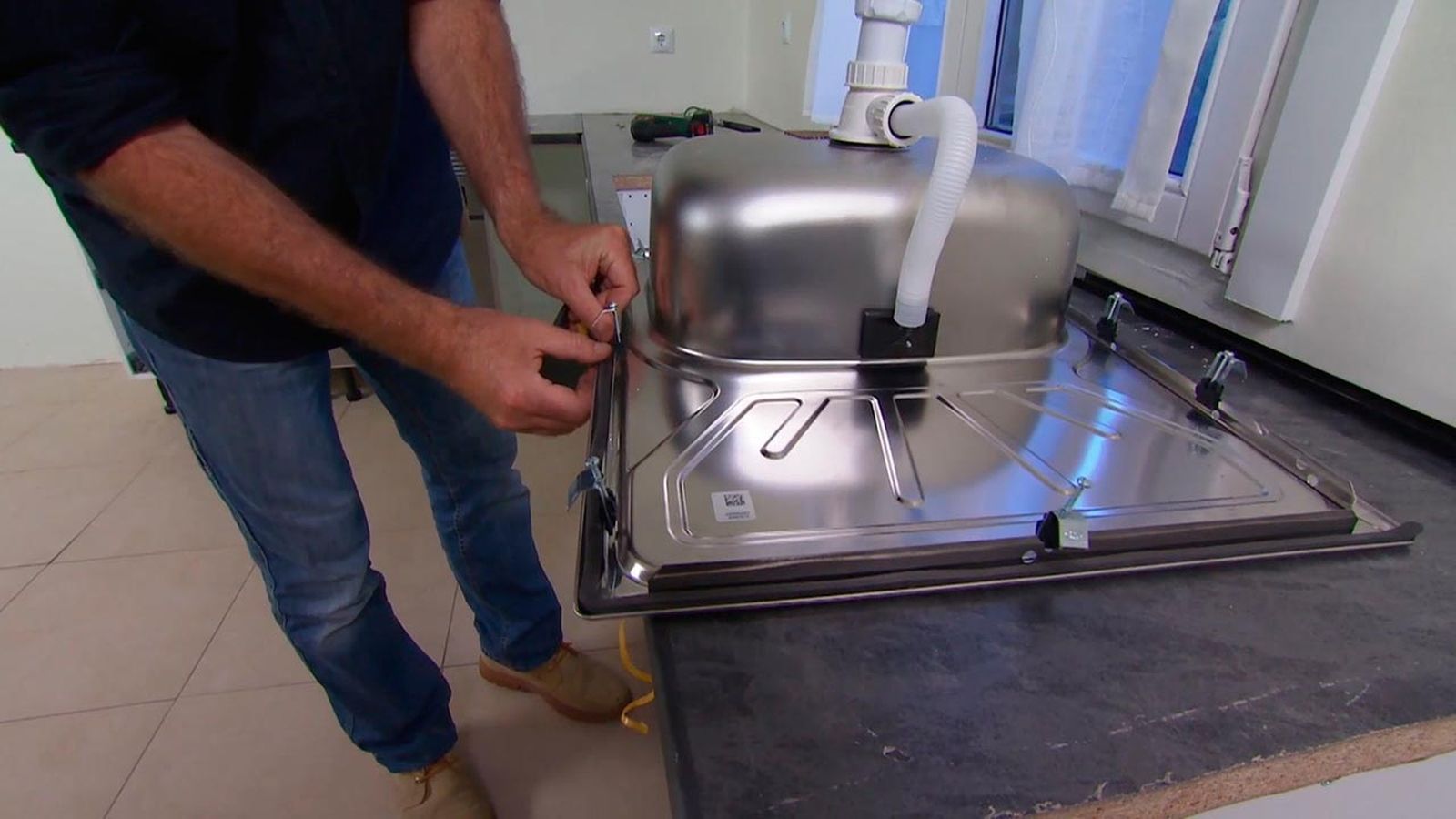 Cómo instalar una cocina en ángulo (Parte 2) paso 6