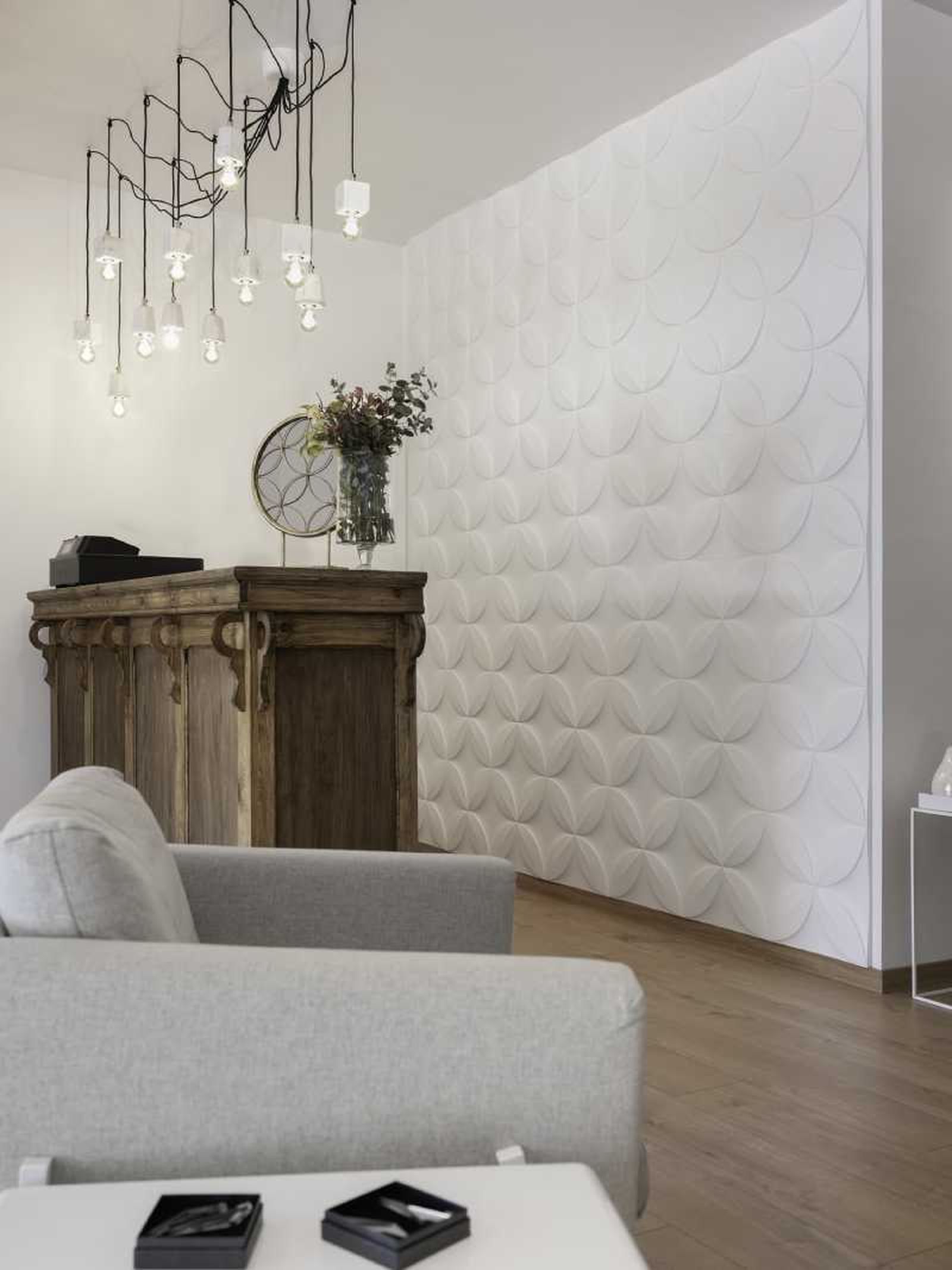 Estancia con pared blanca con patrones geométricos.
