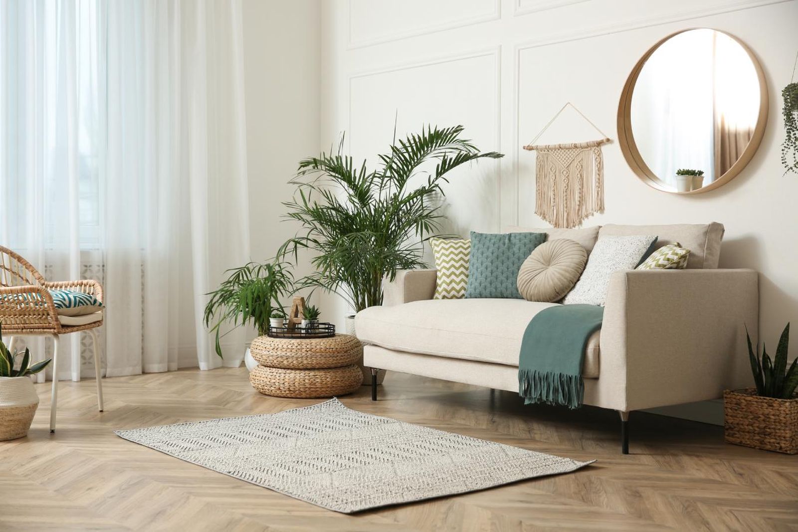 Salón acogedor con suelo de espiga francesa.