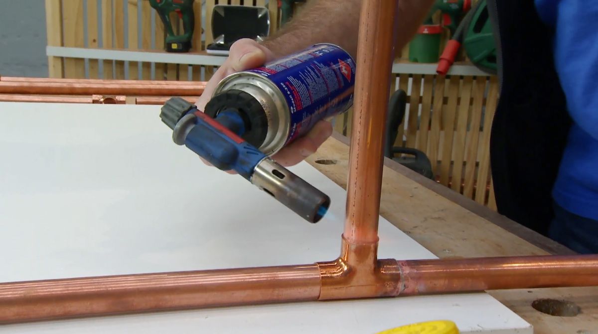 Cómo hacer una estantería de cobre y cerámica paso 5