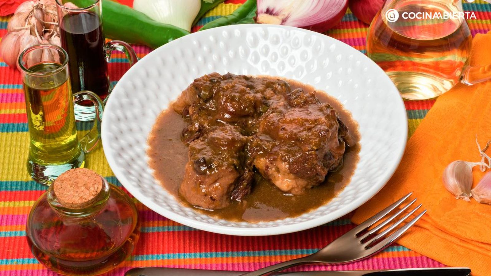 El rabo de toro guisado es una receta tradicional de la gastronomía española