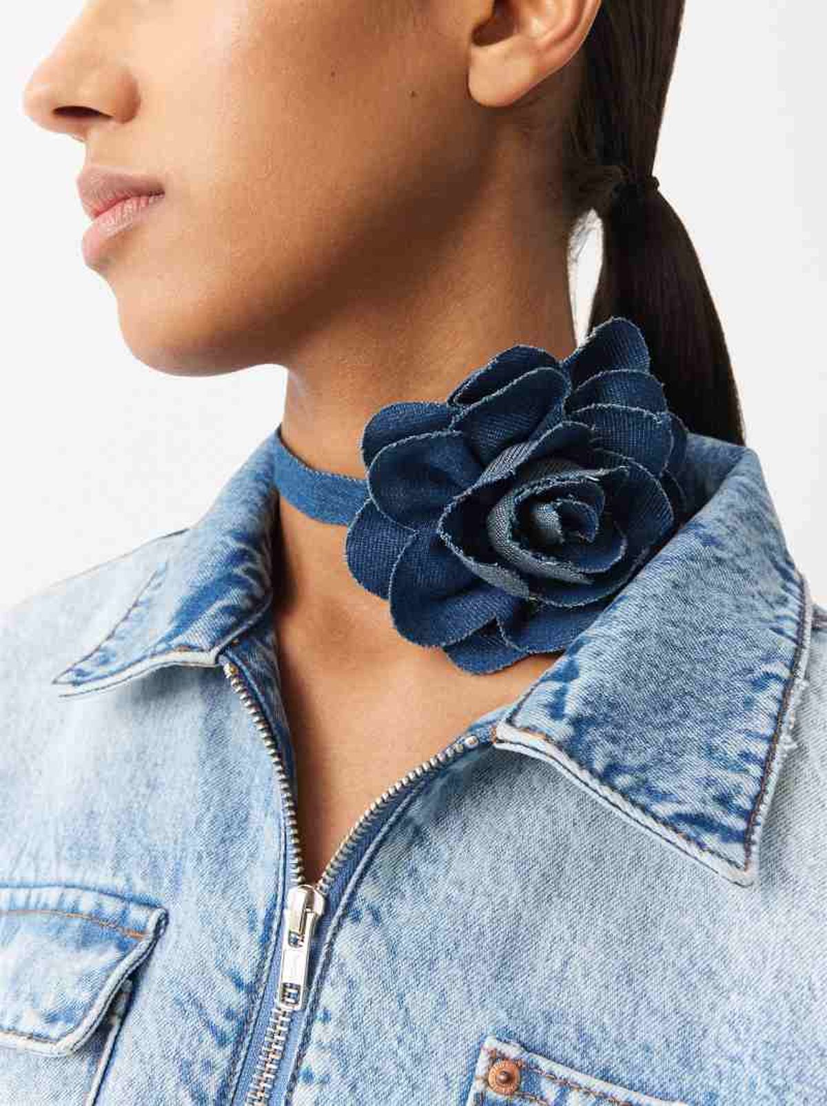 Choker flor en denim de Parfois