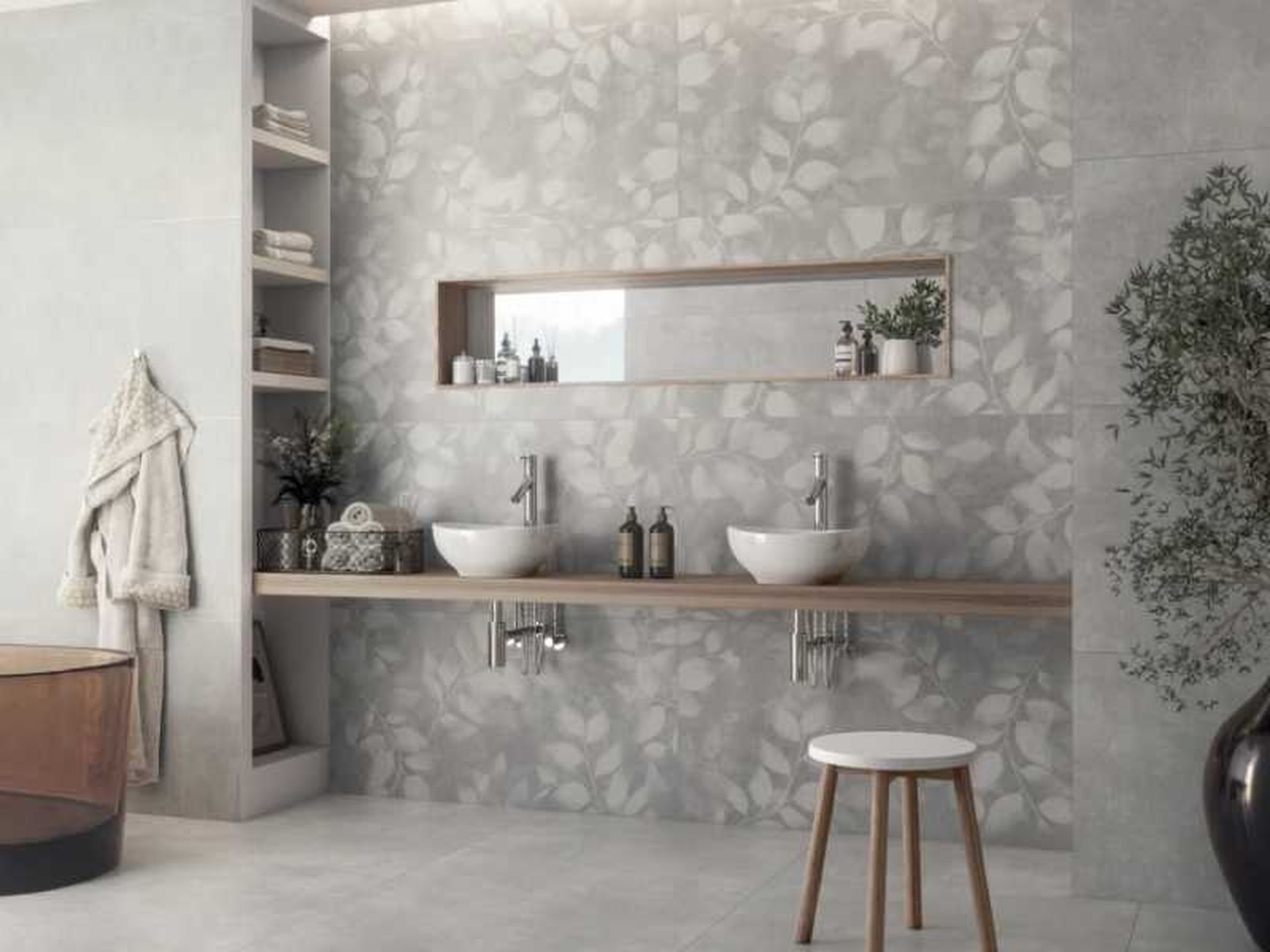 Baño con azulejos de flores grises.