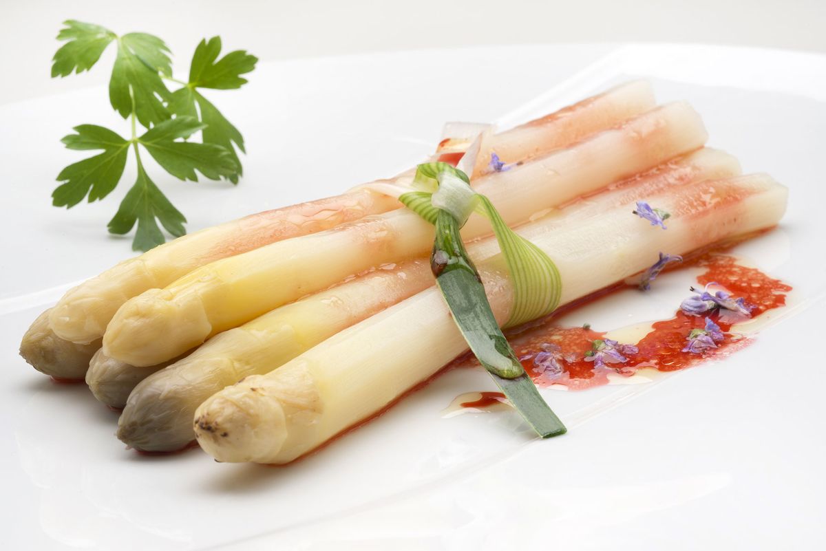 5963 1 Esparragos con vinagreta de frambuesa (1349) xl