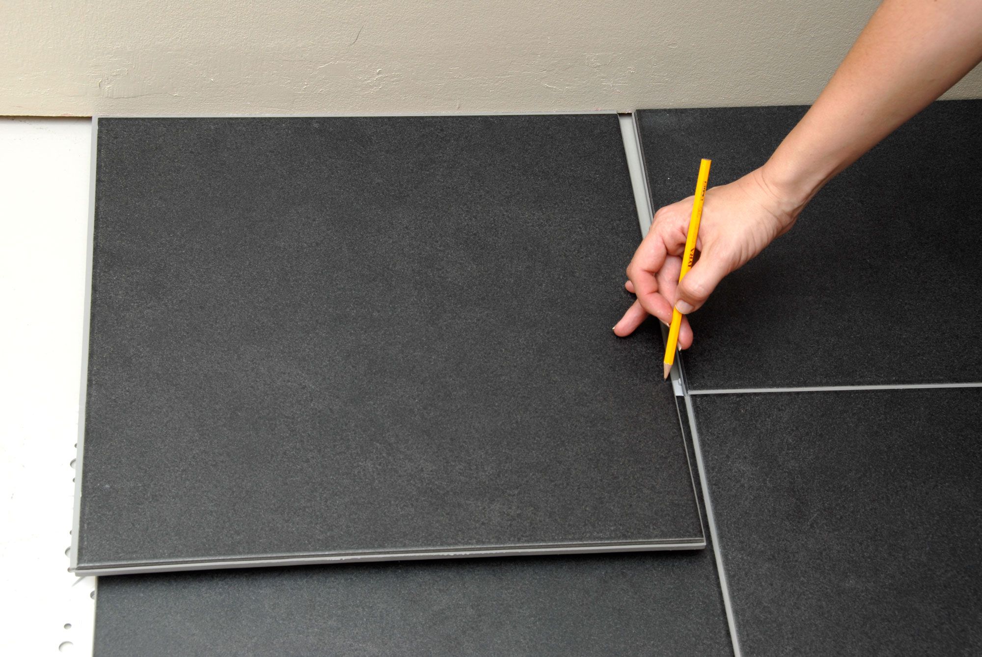 Cómo colocar suelo de cerámica en el salón sin hacer obras paso 4