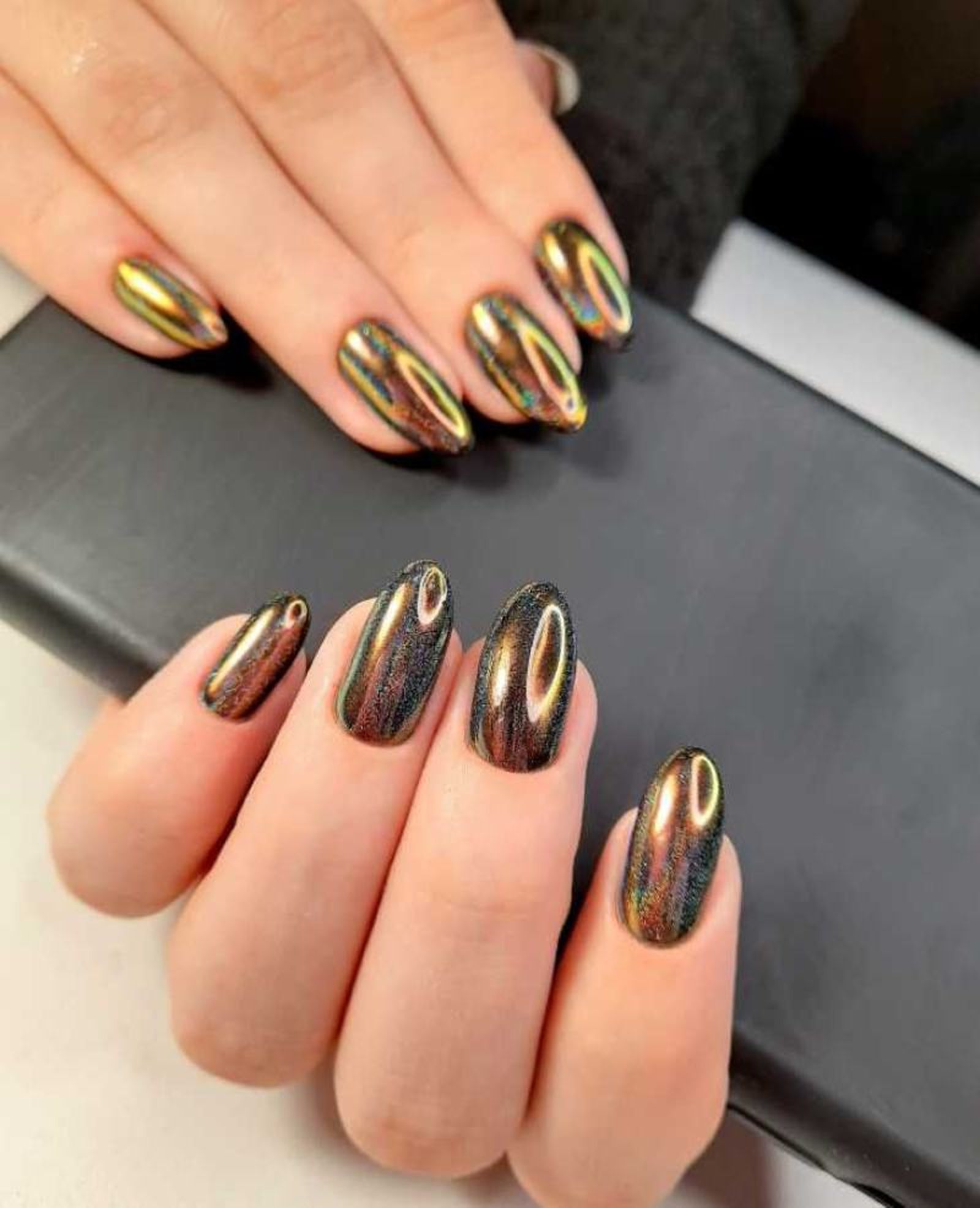 Uñas doradas con esmalte de efecto espejo