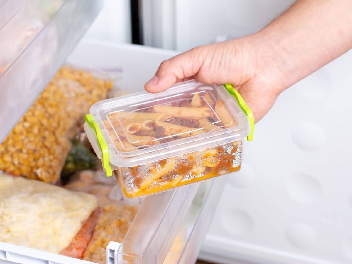 La pasta cocida se puede congelar en recipientes herméticos, bien enfriada y en porciones individuales.