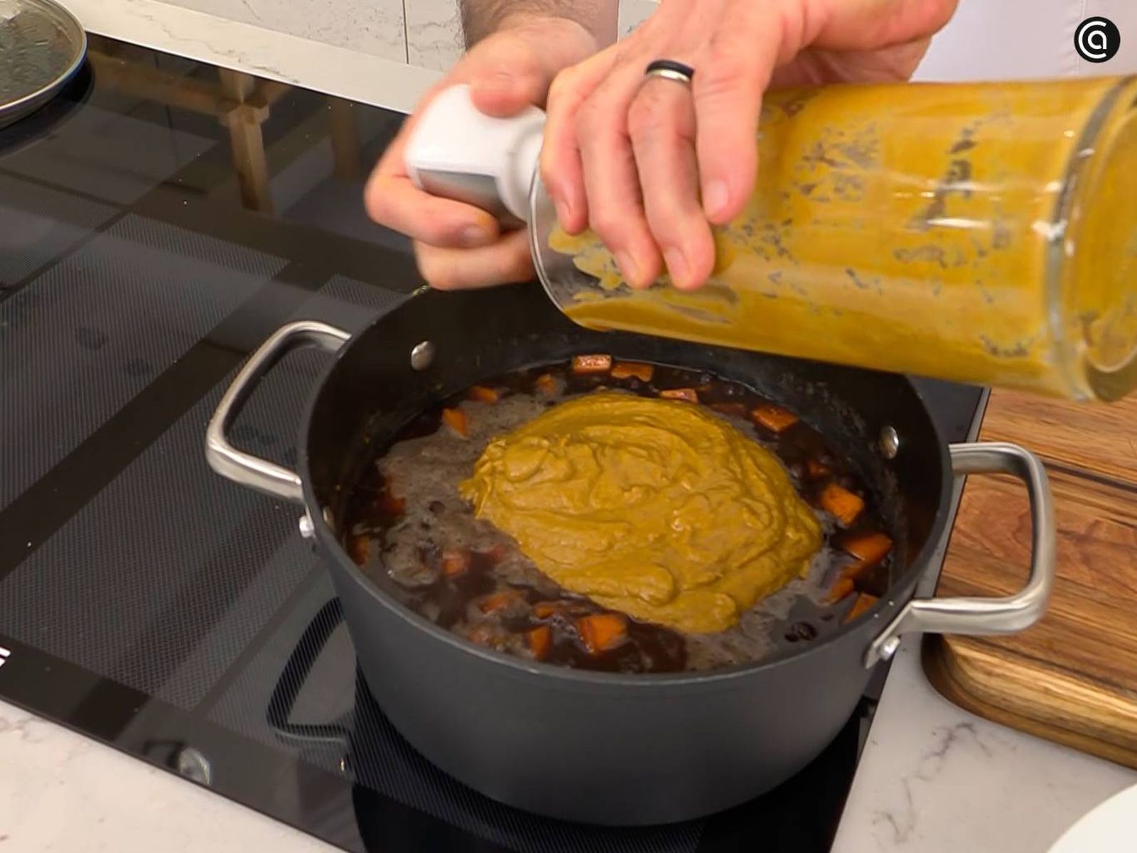 Vierte el puré de hortalizas a la cazuela