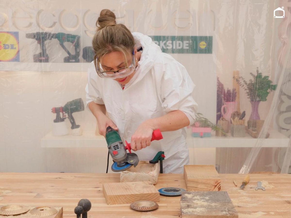 Lijar toda la superficie de la bandeja de madera con la amoladora.
