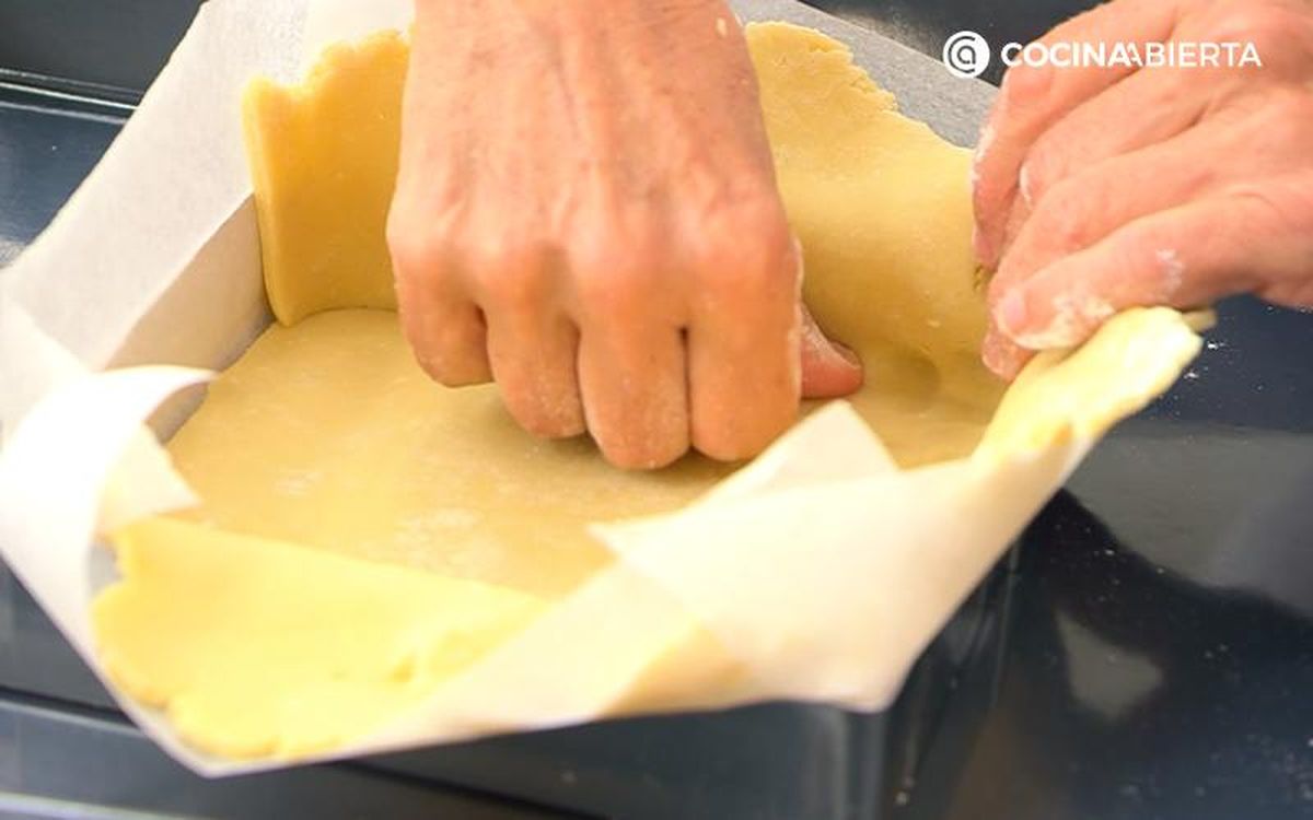 Cubre la base y las paredes del molde con la masa