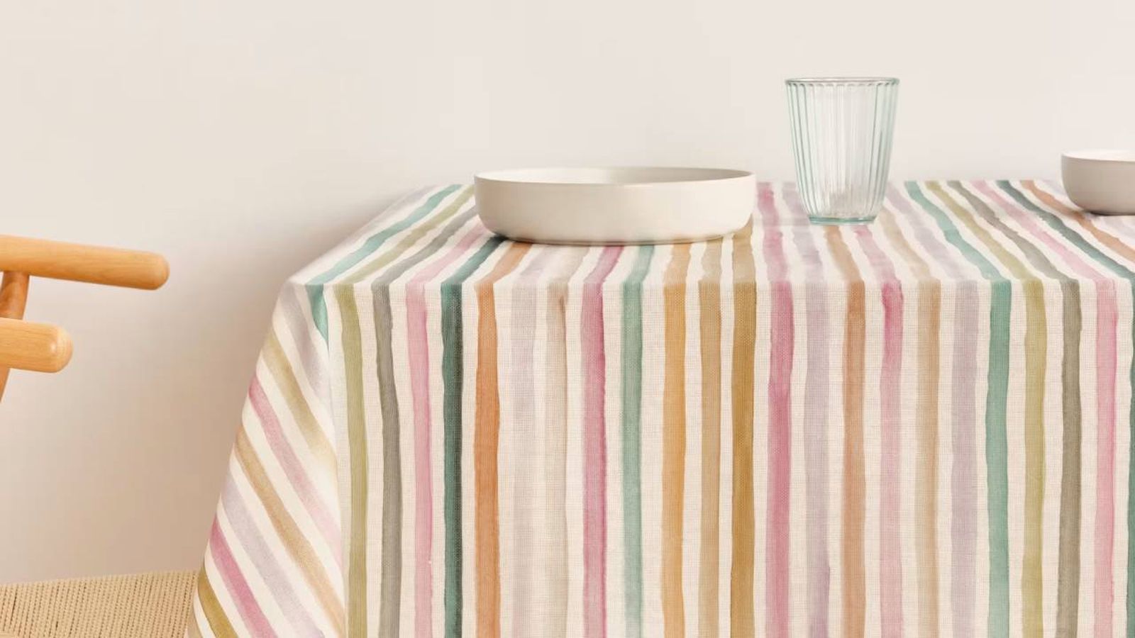 Mantel antimanchas con estampado colorido.