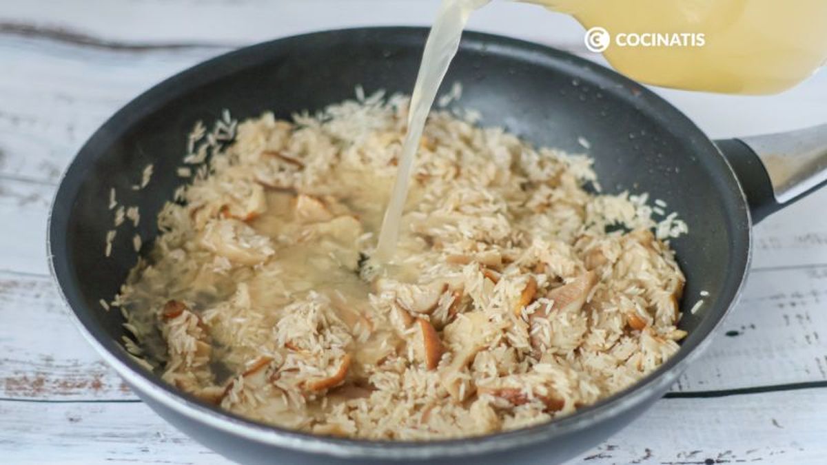 Agregamos la mitad del caldo caliente