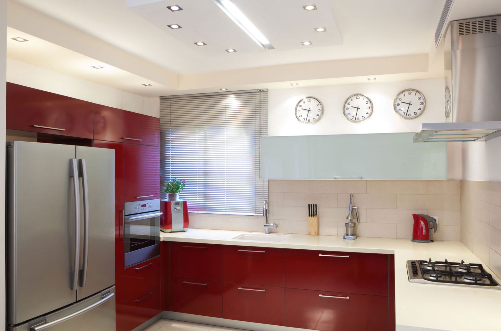 Cocina luminosa blanca y roja abierta al salón 4