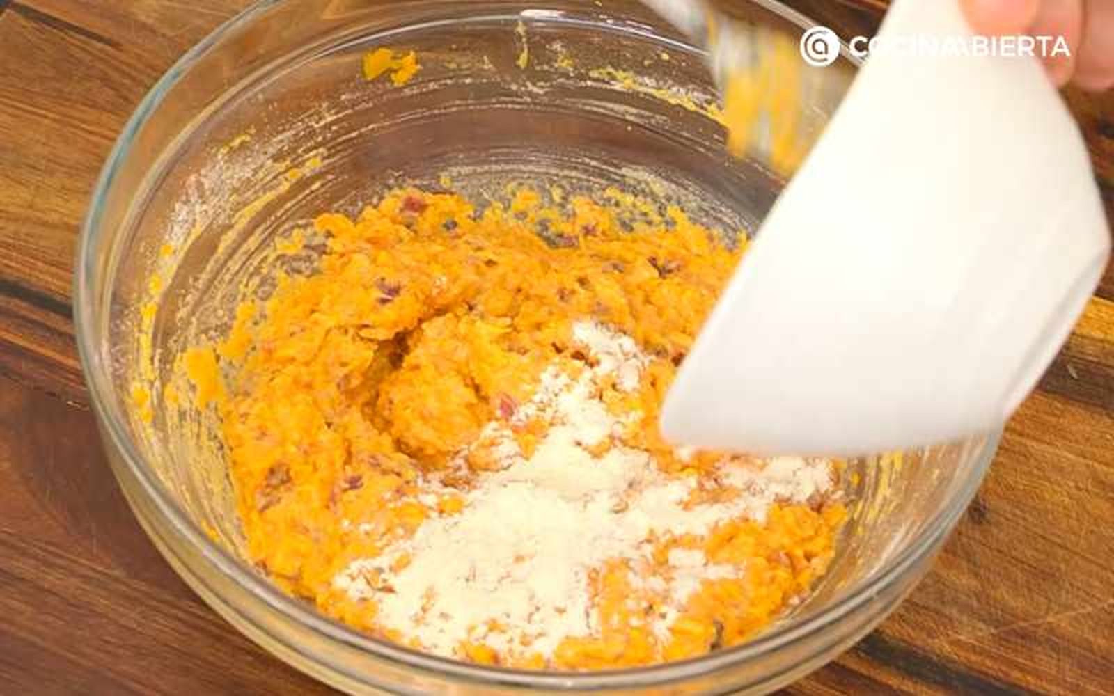 Prepara la masa de los fritos de calabaza