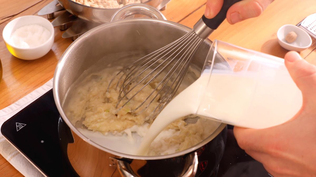 Cocinar la mantequilla y la cebolleta picada antes de añadir la harina y la leche crea una base cremosa y sabrosa para las croquetas de pollo