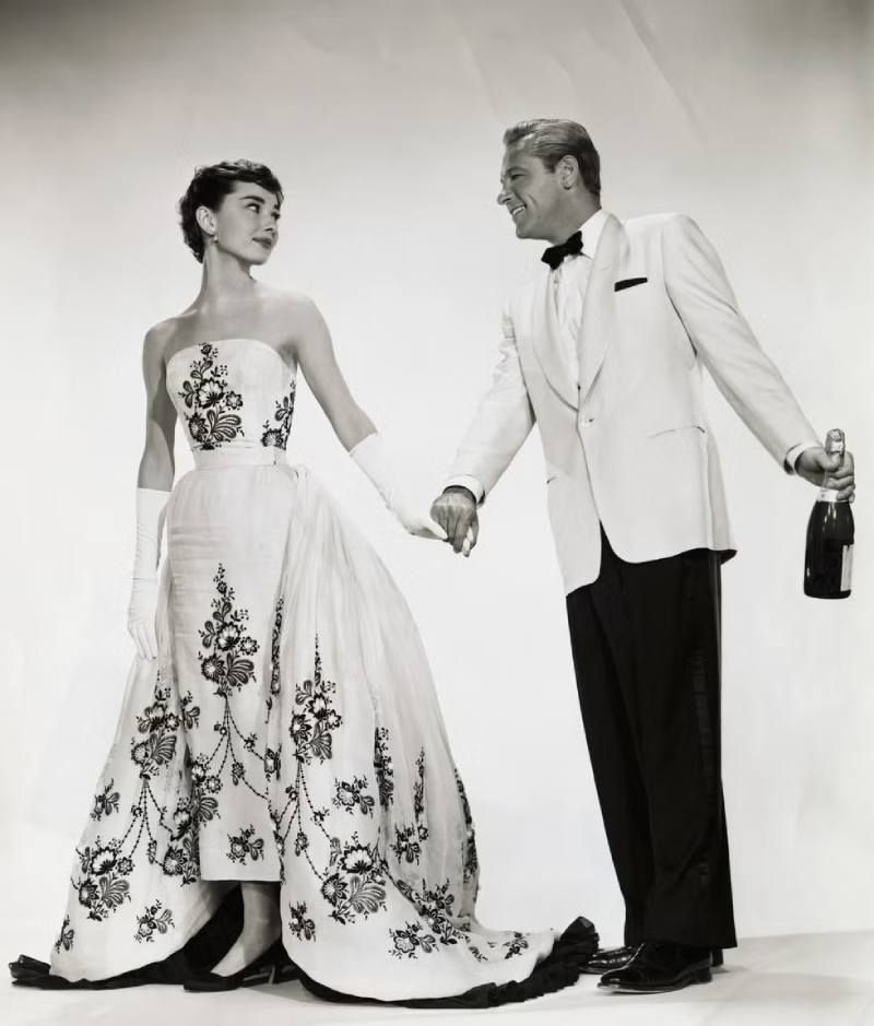 Audrey Hepburn en Sabrina, con el vestido de Givenchy en 1954