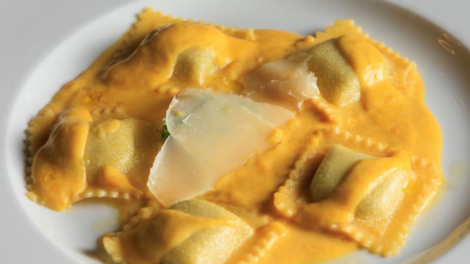 Reviolis con salsa de calabaza y queso parmesano