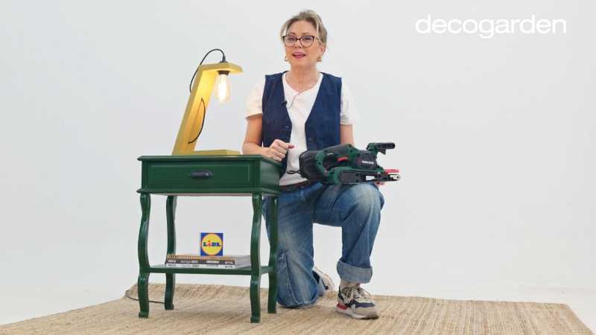 Yolanda Alzola junto a la lámpara de madera y una mesilla de noche.