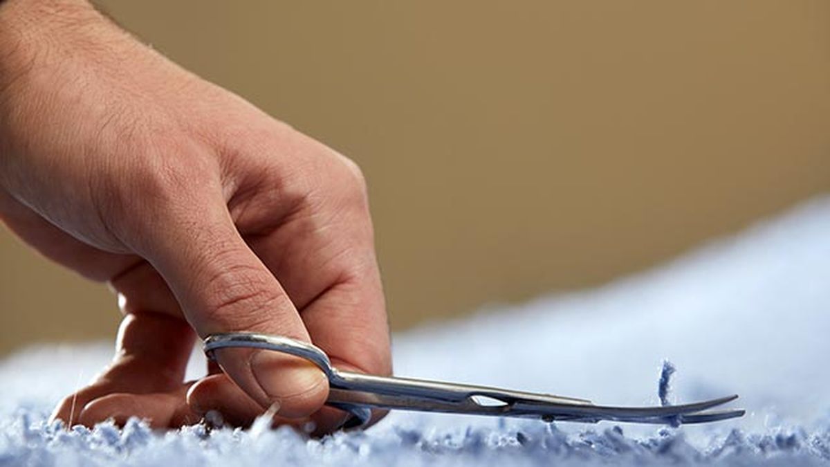 como arreglar borde alfombra paso 2 cortar hilos