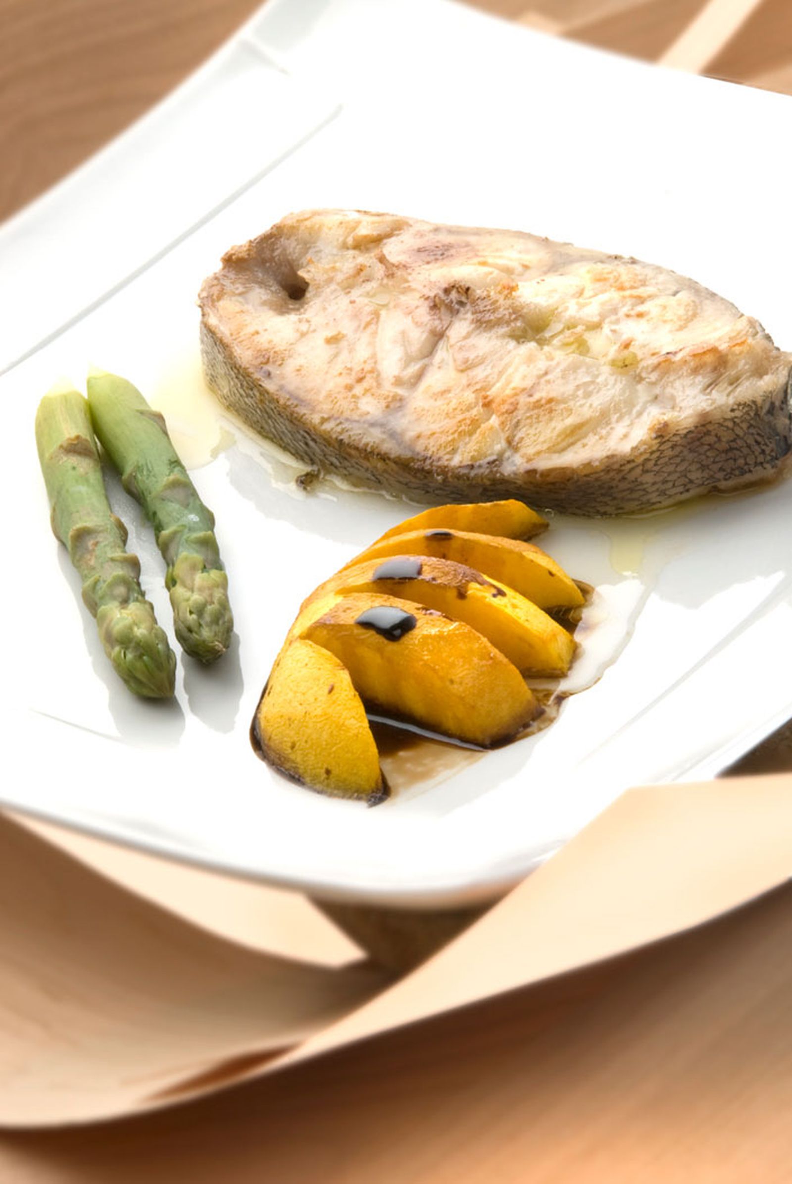 Mero a la albahaca con melocotón asado