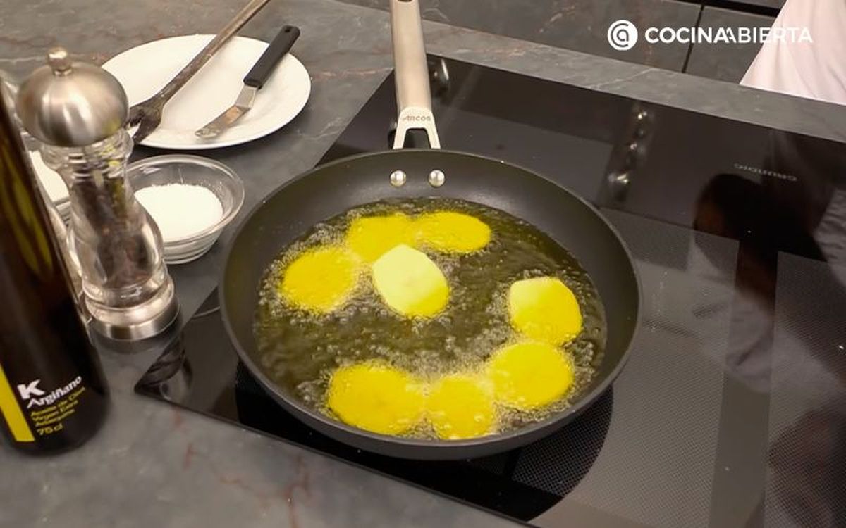 Fríe y escurre las patatas