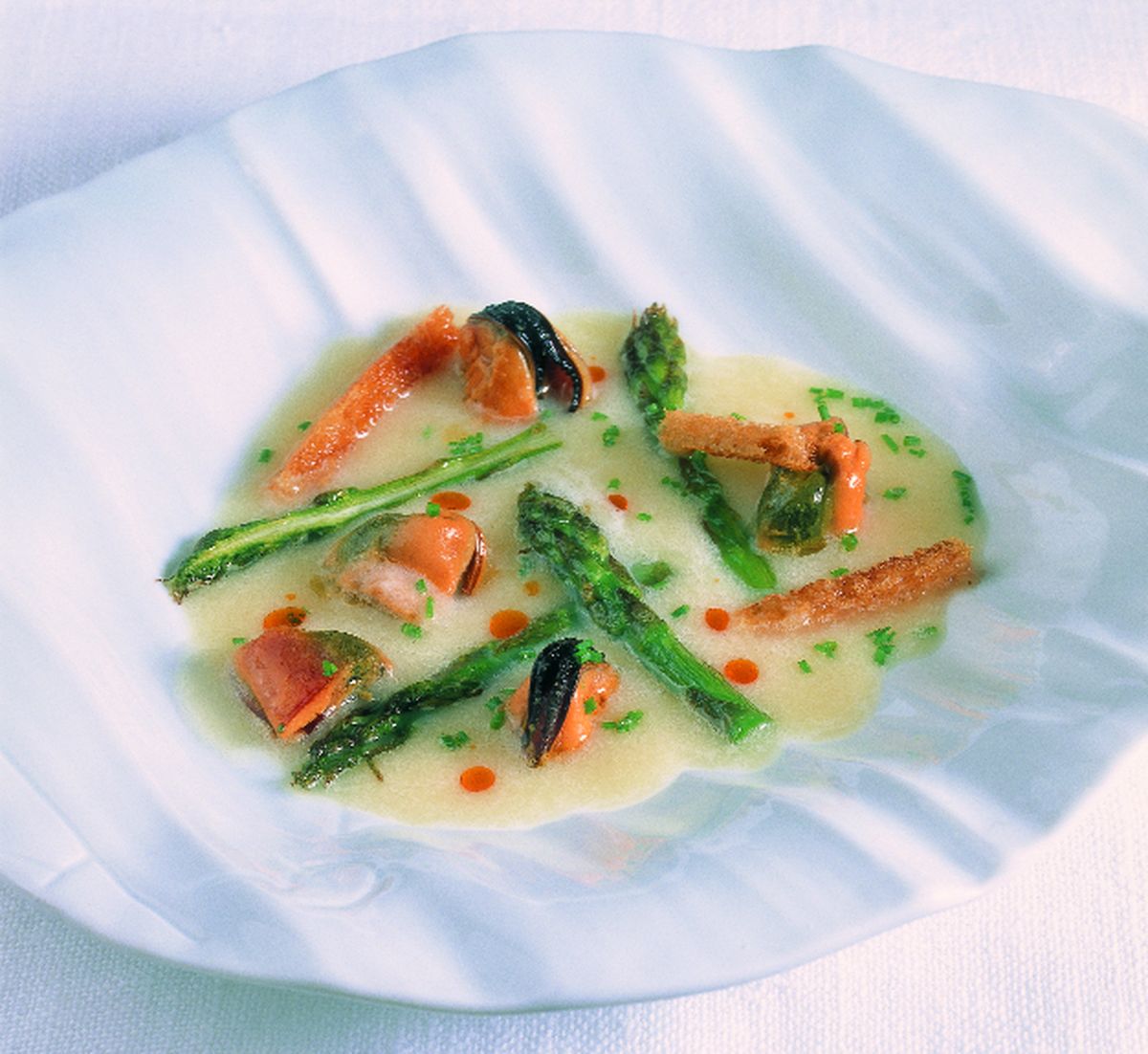 Sopa de espárragos blancos con mejillones de roca, espárragos verdes fritos y crujientes al regaliz