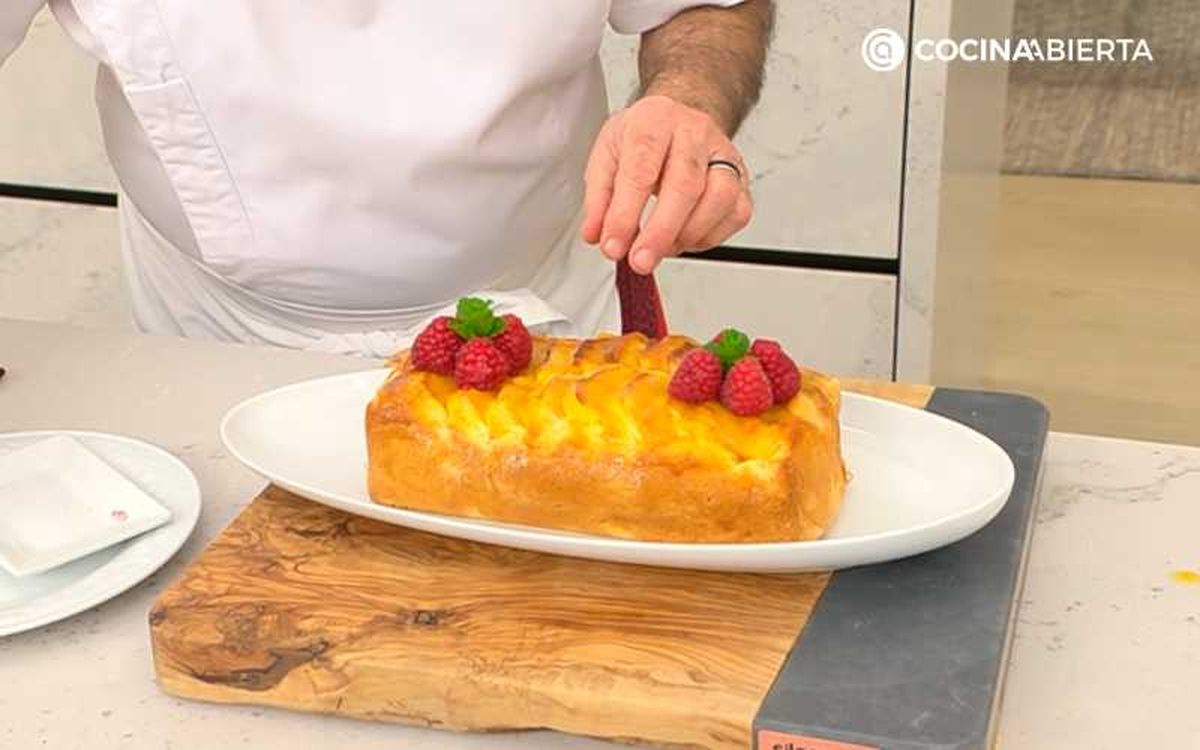 Decora el bizcocho de manzana asada con frambuesas