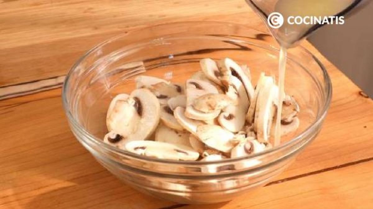 Vierte el zumo sobre los champiñones