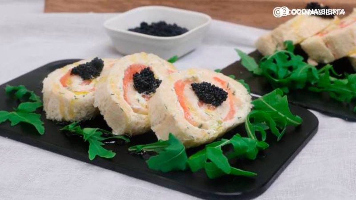 Sirve los rollitos de salmón ahumado y queso crema