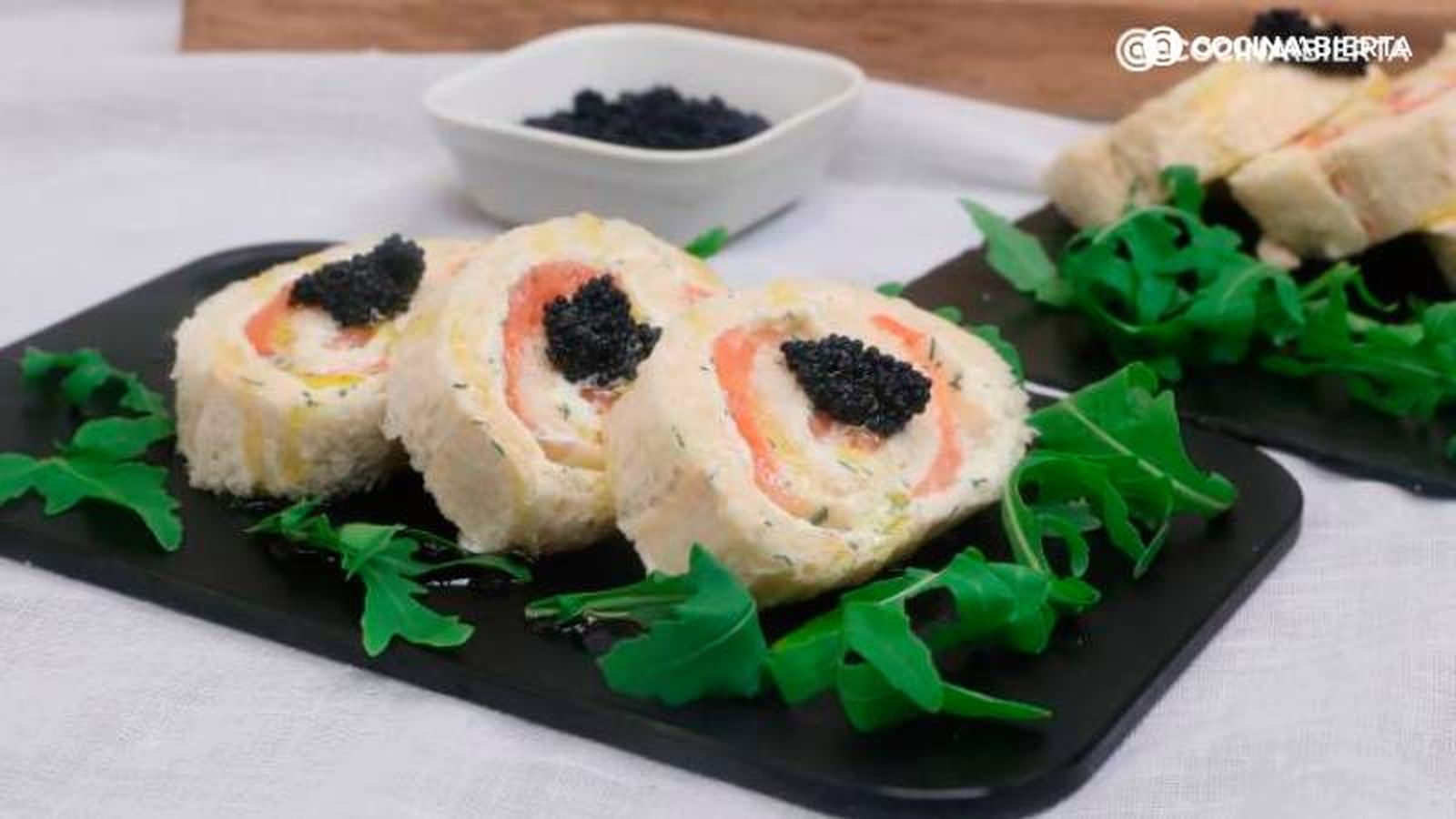 Sirve los rollitos de salmón ahumado y queso crema